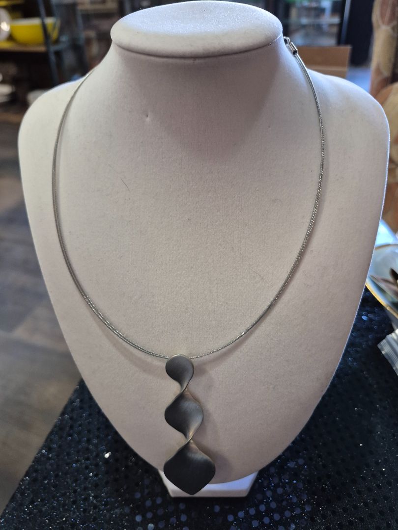 Twisted metal Silver toned pendant and necklace