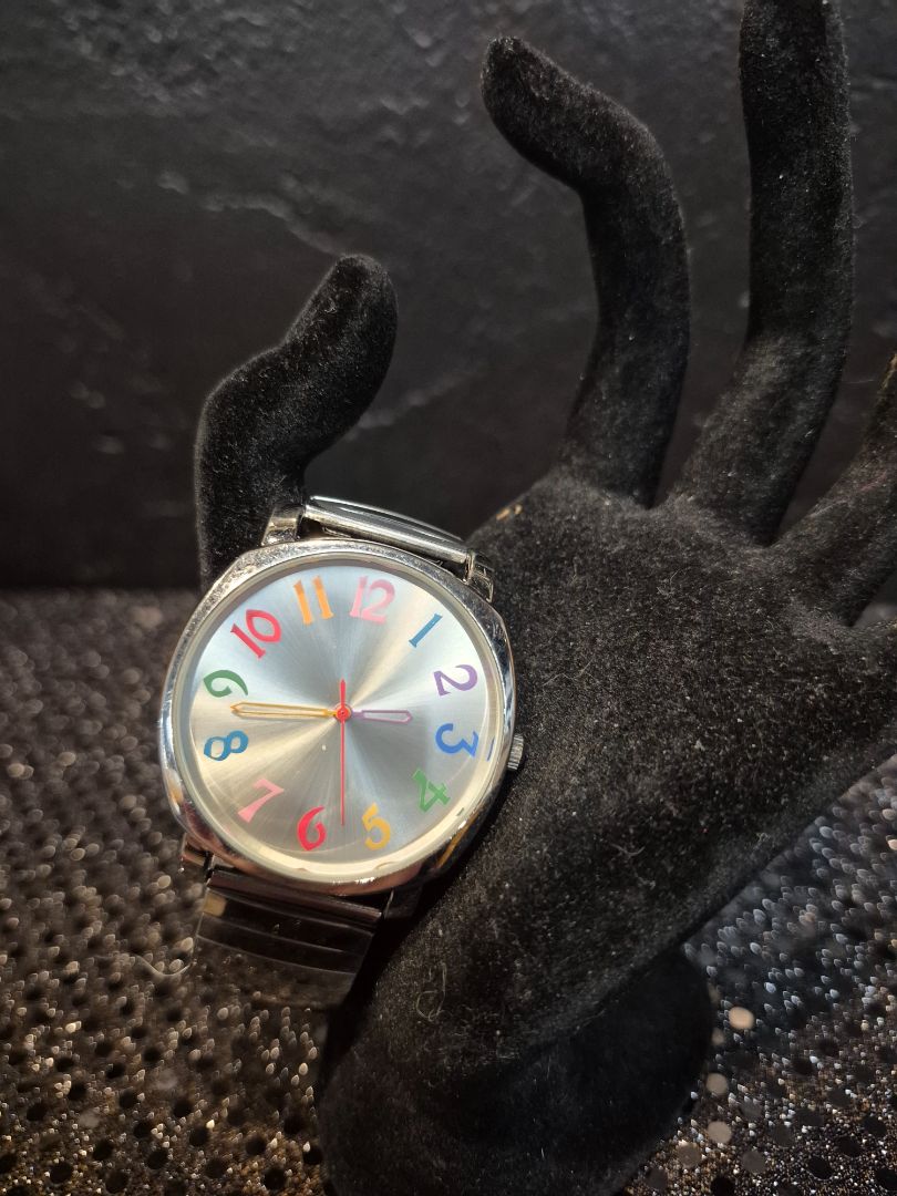 Multi-Colour Rainbow Number Wristwatch Silver-Tone Expandable Elastic Stretch Band-Retro