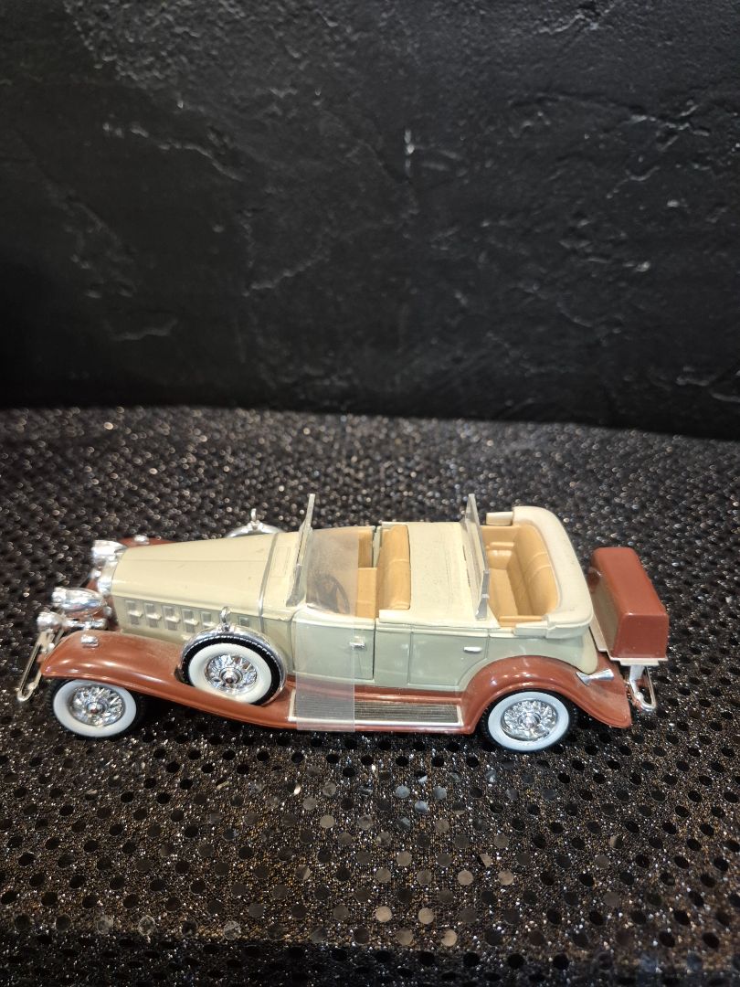 Sgnature 1/48 Cadillac 1932 Phaeton V16 Diecast