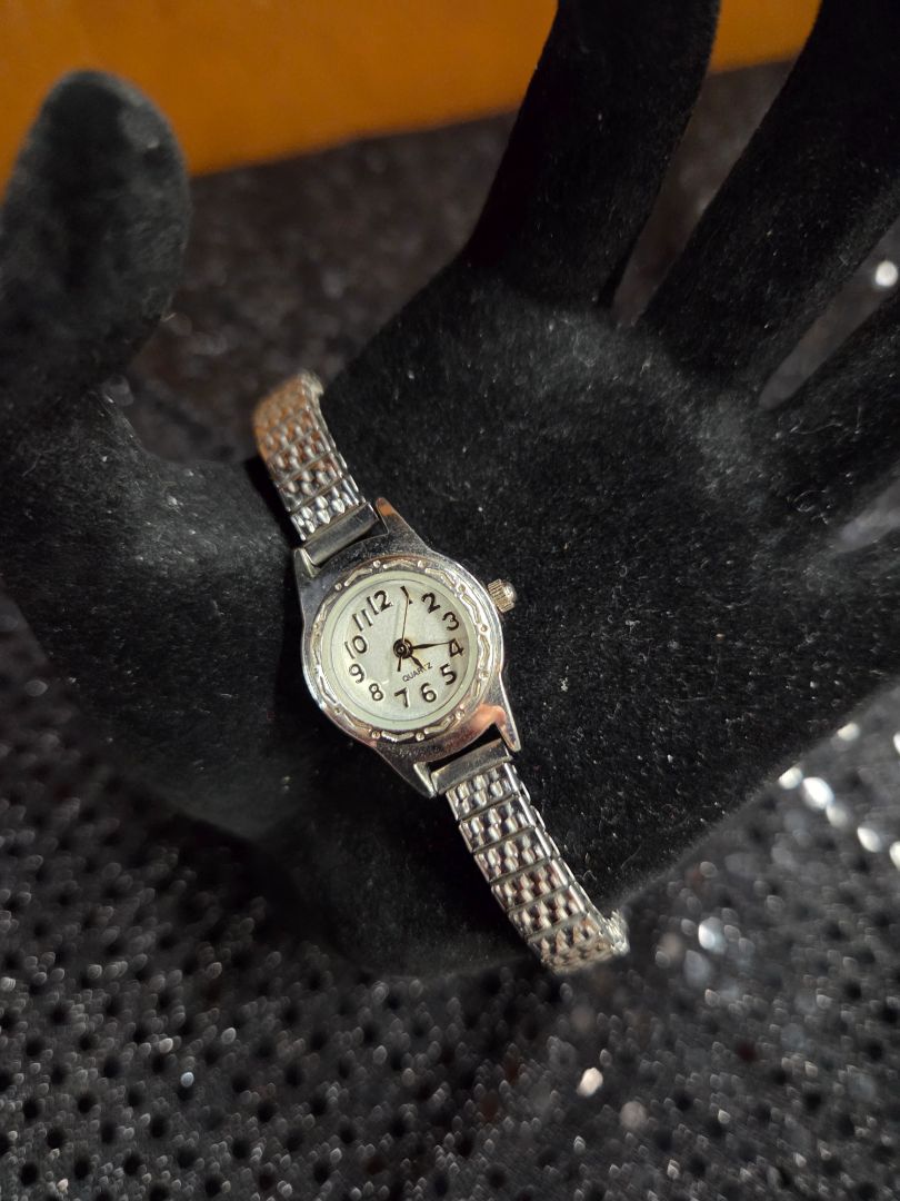 Watch Analog wristwatch with an expansion band