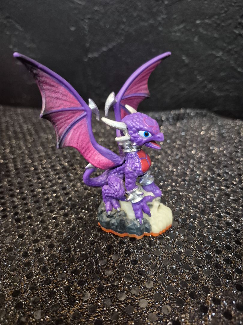 Skylanders Giants Cynder Figure Season 2 2012 Activision Dragon Purple Spyro