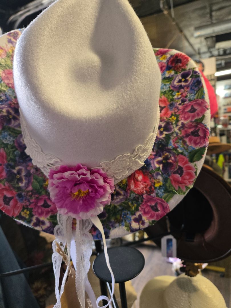 Hat decopaged floral