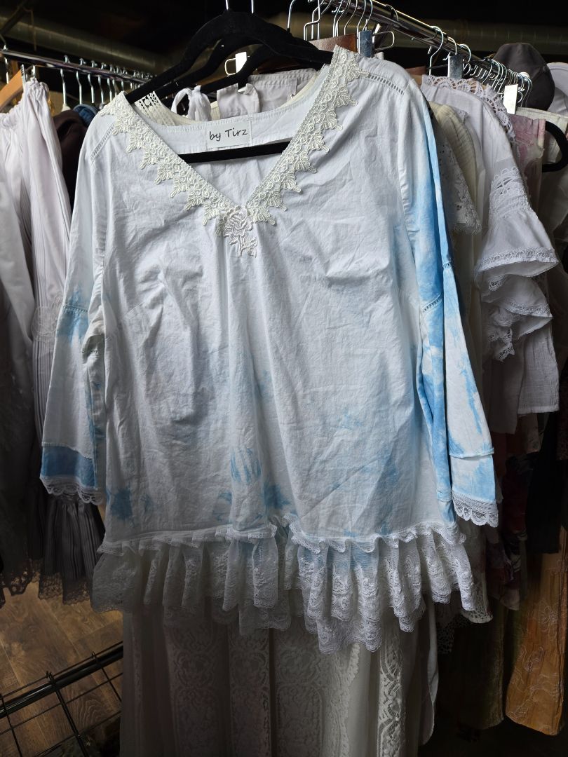 Shirt white and blue w lace trim