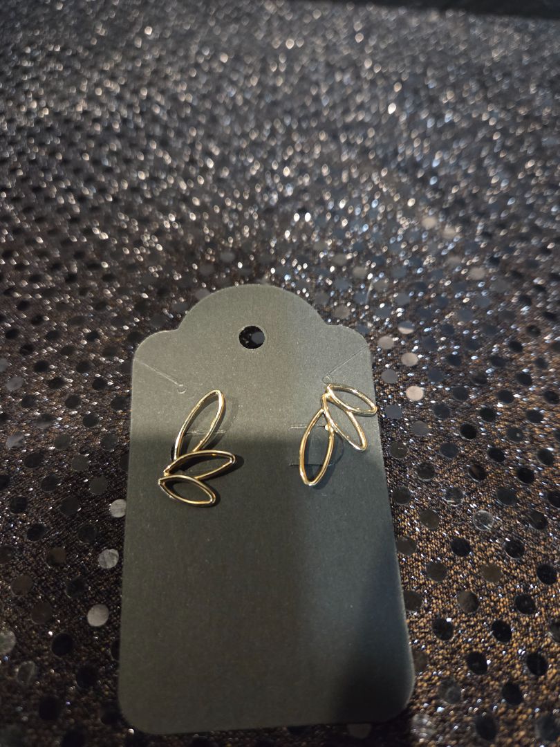 Avon 1978 Accents Leafspray Gold tone Pierced earrings