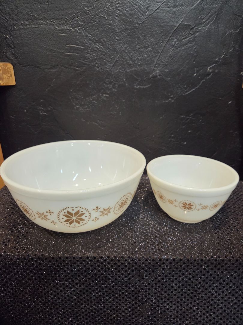 Vintage Pyrex Town and Country small and medium bowl