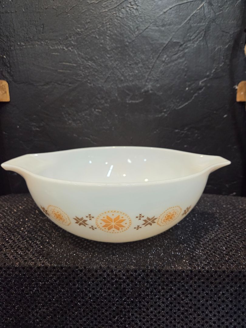Vintage Pyrex Town and Country Cinderella Bowl
