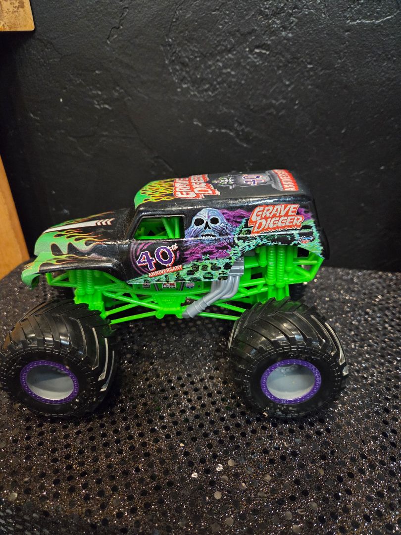 Monster Jam Grave Digger 40th Anniversary Monster Truck 8"