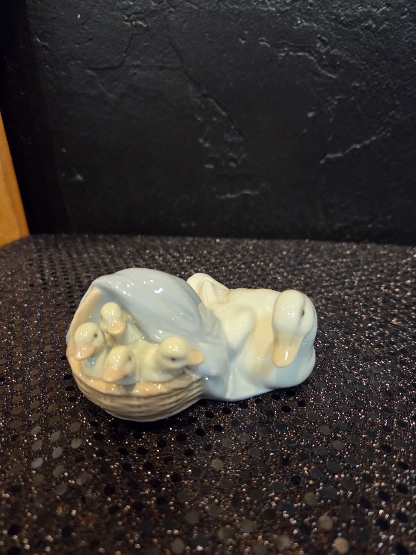 Vintage Lladro Mother duck w ducklings