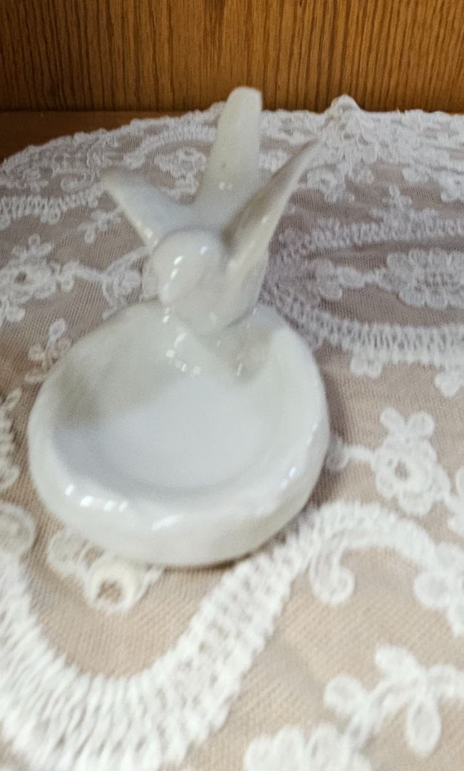 white bird ring holder LR