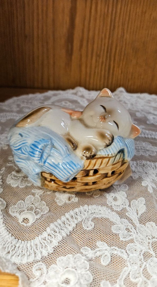 1983 Avon Cat in a basket Pomador LR