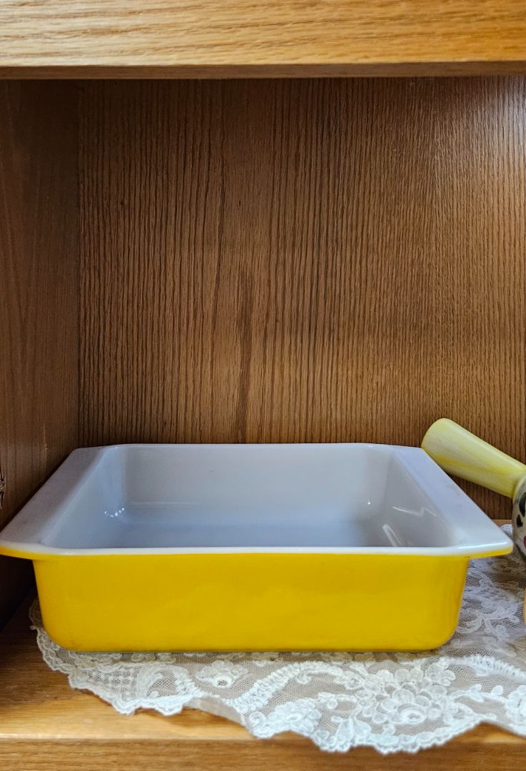 Vintage Pyrex brownie pan Yellow LR