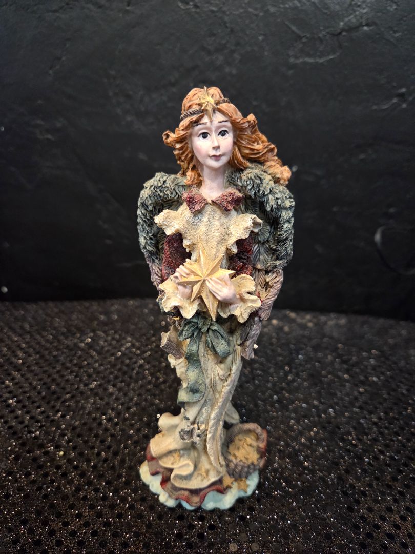 Vintage Angel of Peace Figurine from the Boyds Bears and Friends
