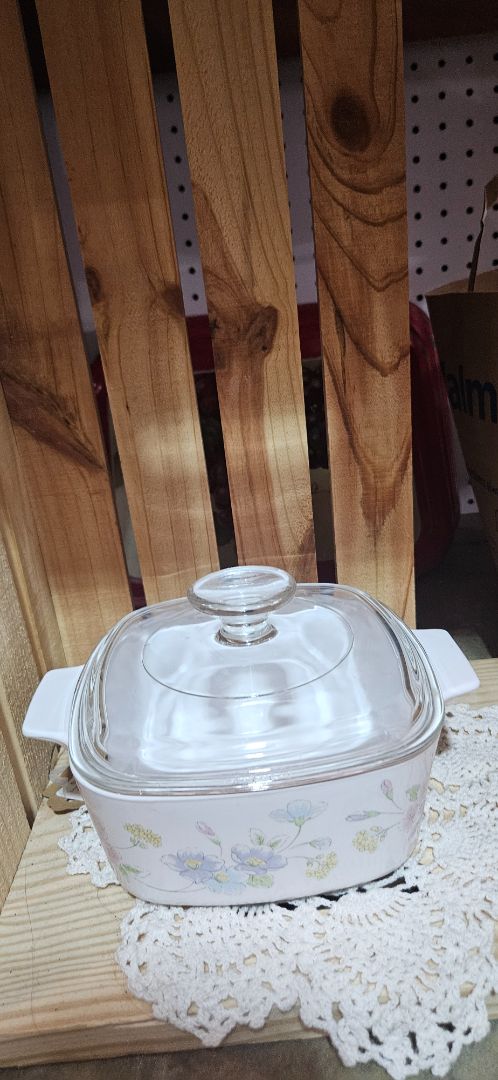 Corningware pastel bouquet 1.5 qt with lid, 1 .5 qt