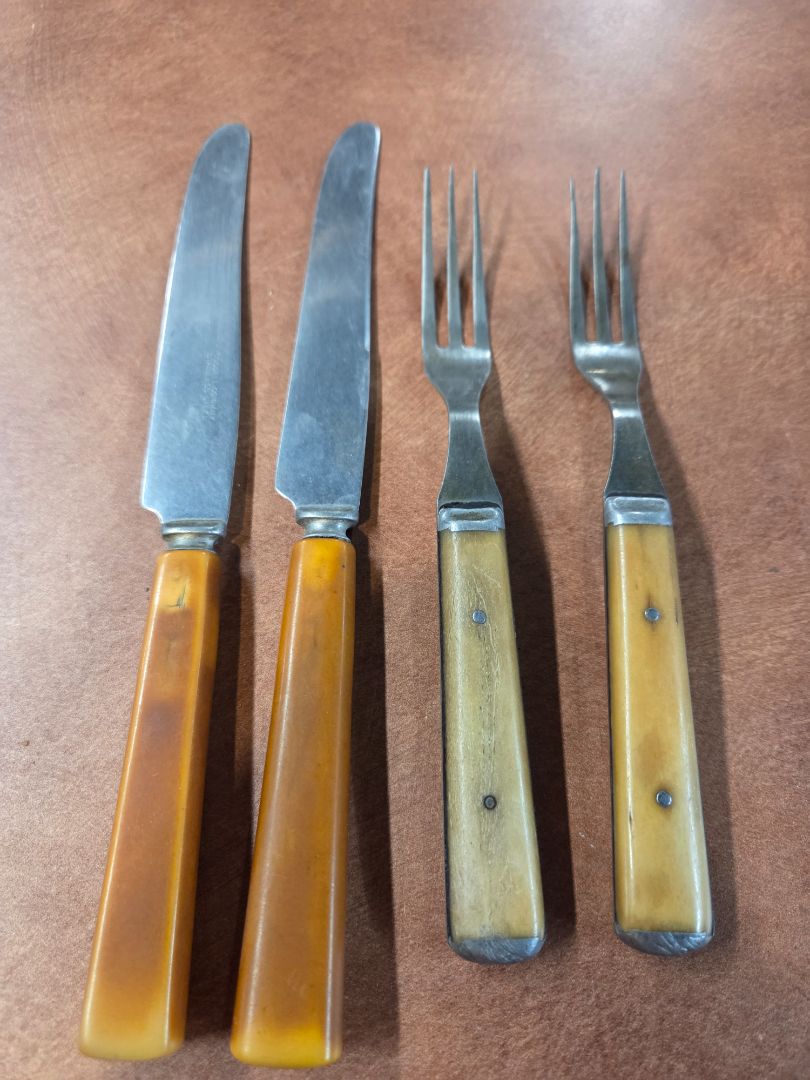 Bakelite 2 forks and 2 knives