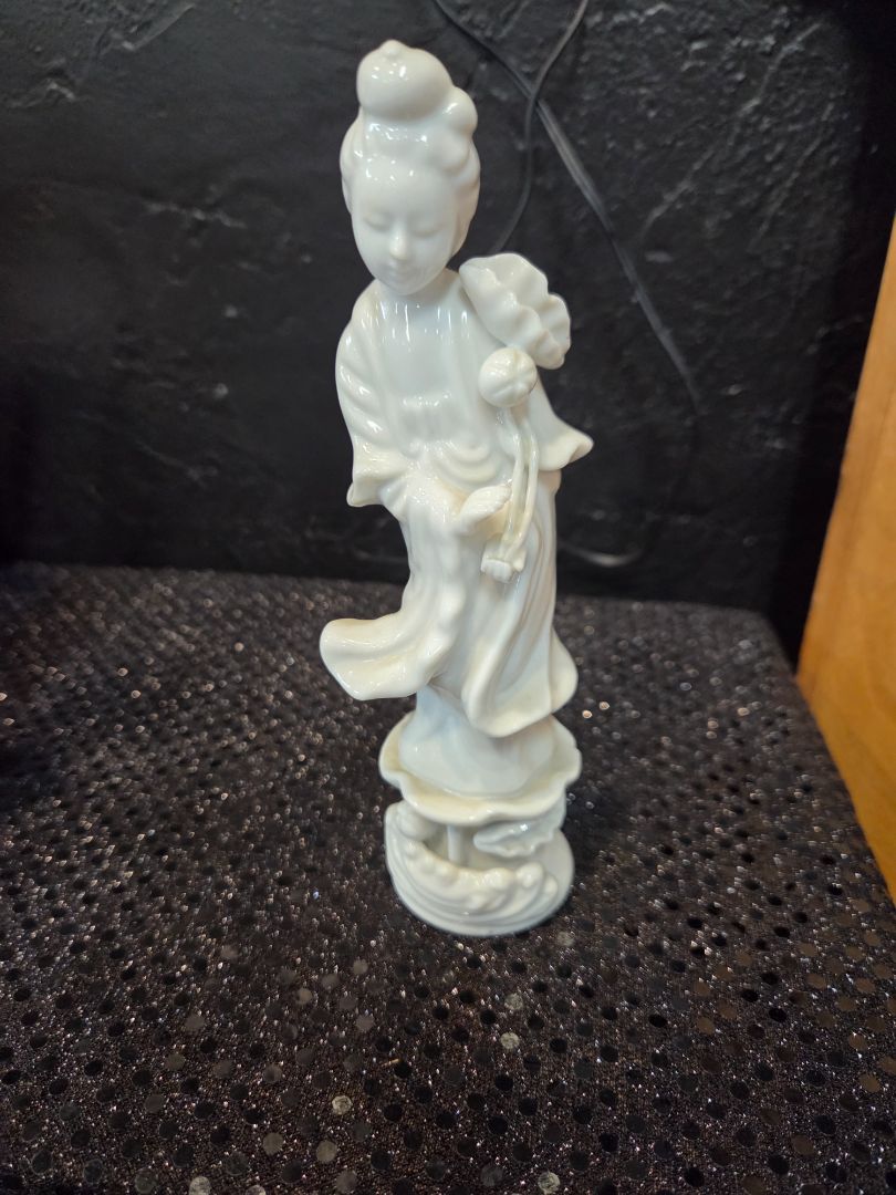 Vintage Banc De Chna Kwen Yin Figurine