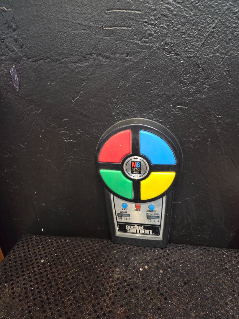 Vintage 1980 Milton Bradley Electronic Pocket Simon Game