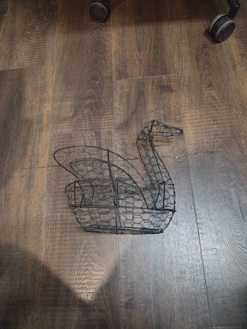 Wire Topiary Swan Frame