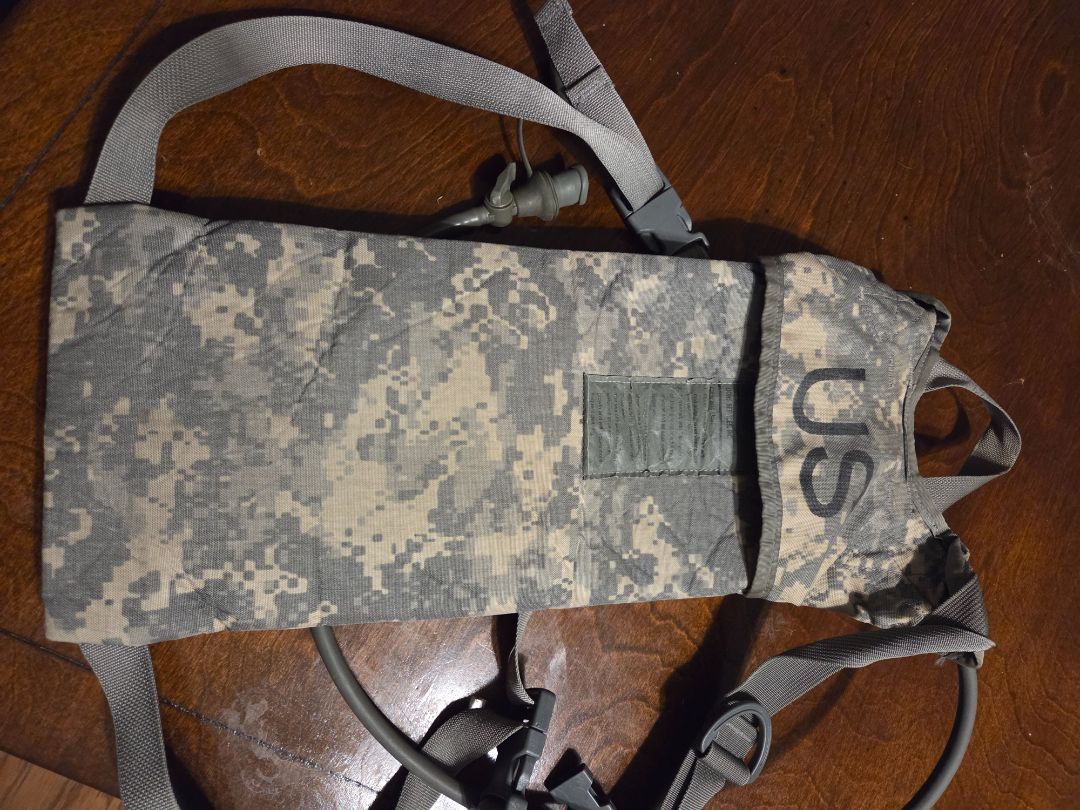 GENUINE US MILITARY ISSUE ARMY MOLLE II HYDRATION CARRIER SPECIALTY DEFENSE