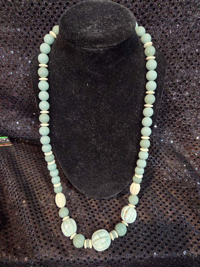 Vintage Avon Burst of Spring Necklace in Green and White
