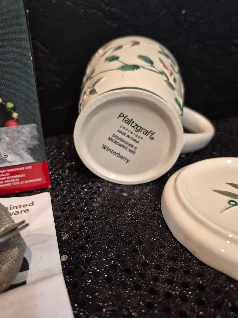 Pfaltzgraff "Winterberry" Covered Mug w/Infuser, 12 oz.