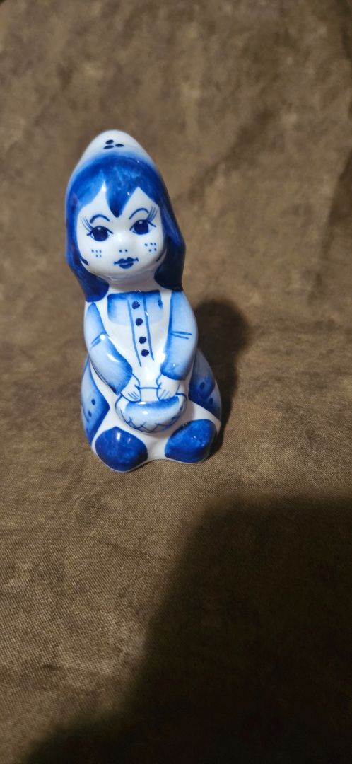 Little Dutch girl Delft shaker  LR