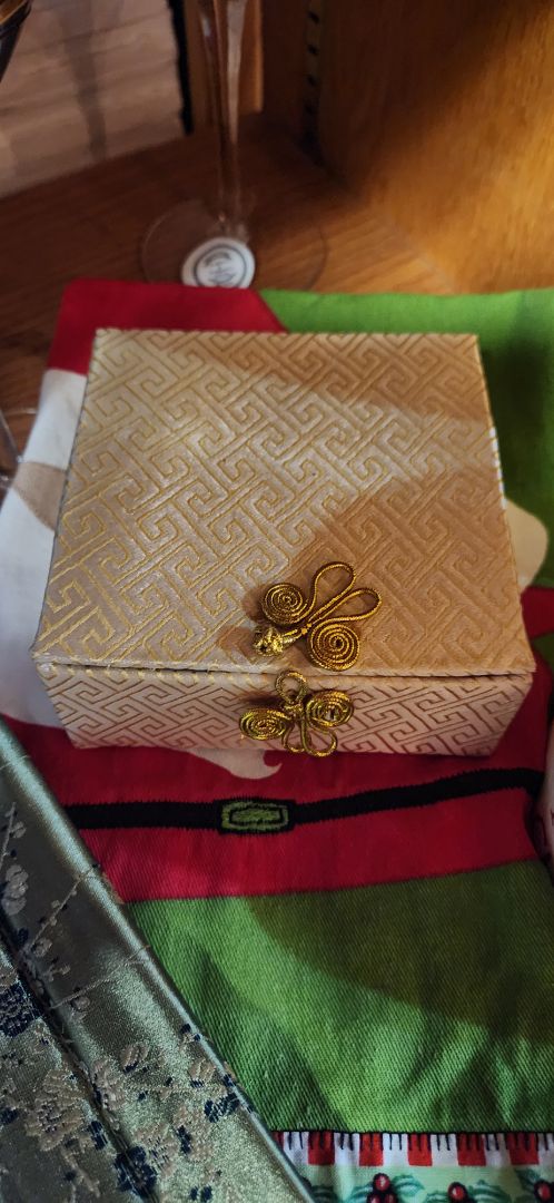 Fabric jewelry box