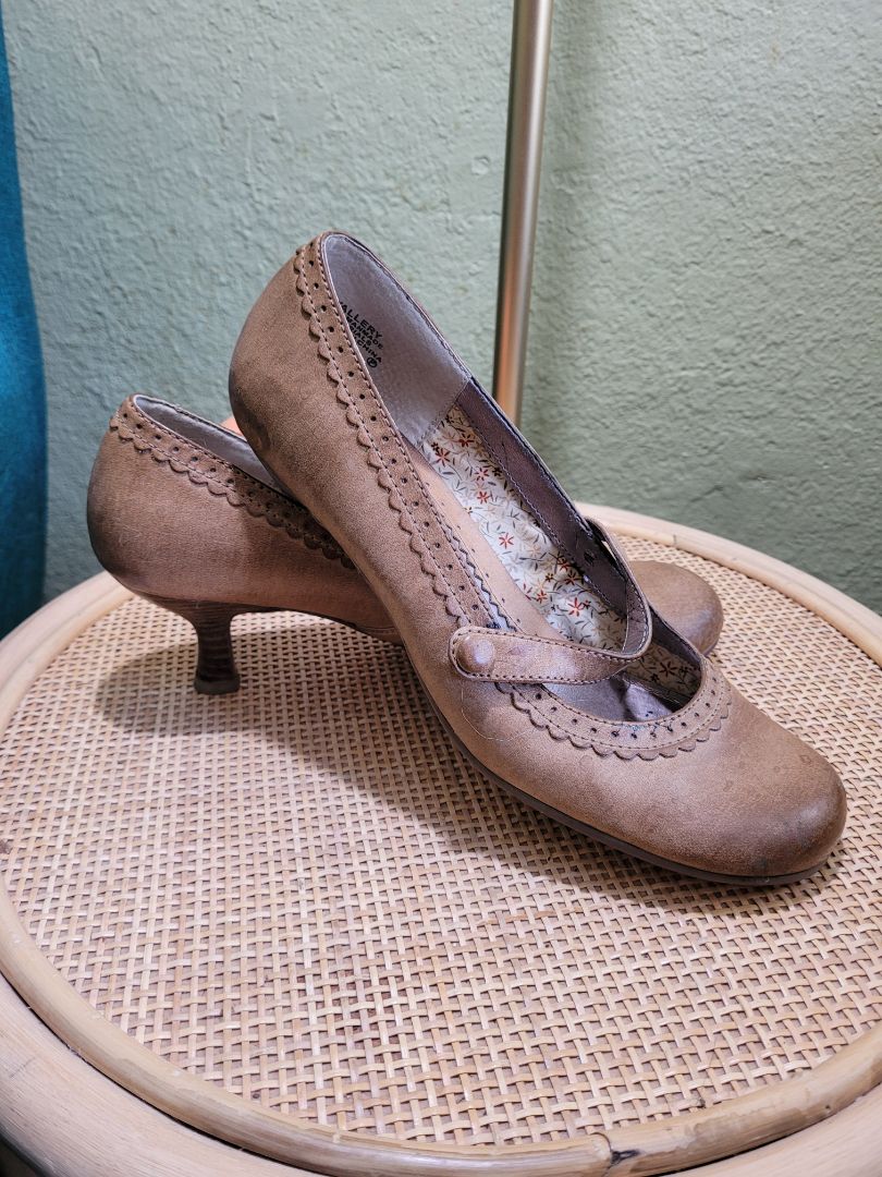 Tan Mudd Vintage "Less than 50 years", 8 womens