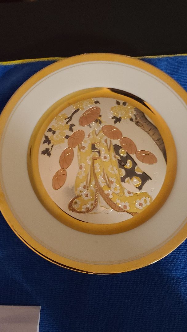 Gold & White Plate-Japanese Theme, 8" x 8" x 1