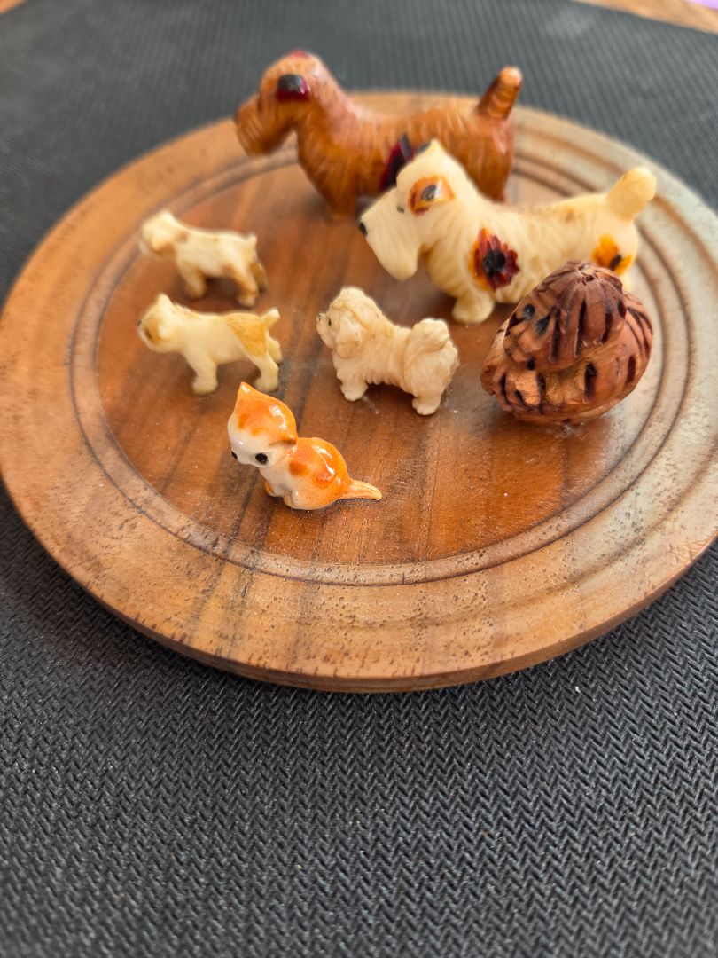 MINI DOGS ON WOOD