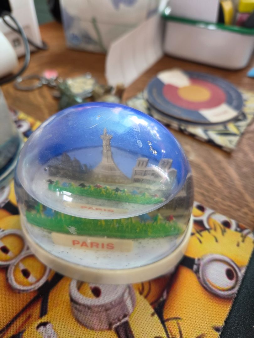 SNOWGLOBE-PARIS