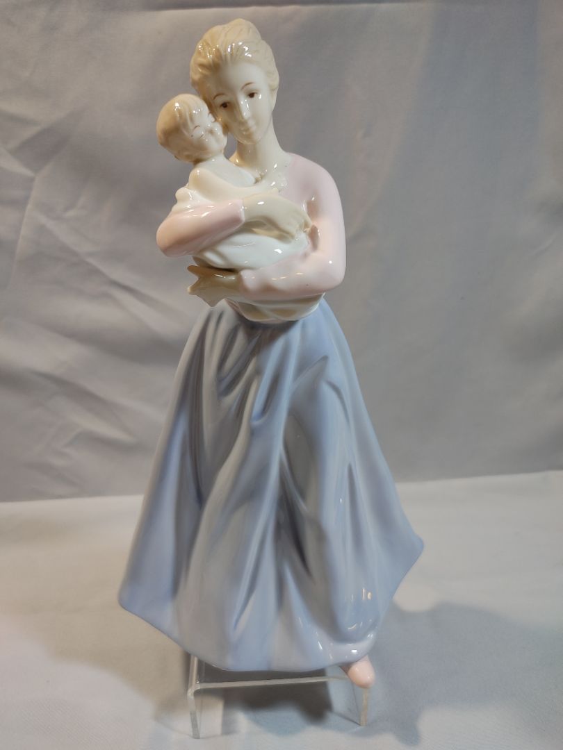 Pastels Bellezza 2001 Porcelain Figurine, "Mother Holding Baby", 8"