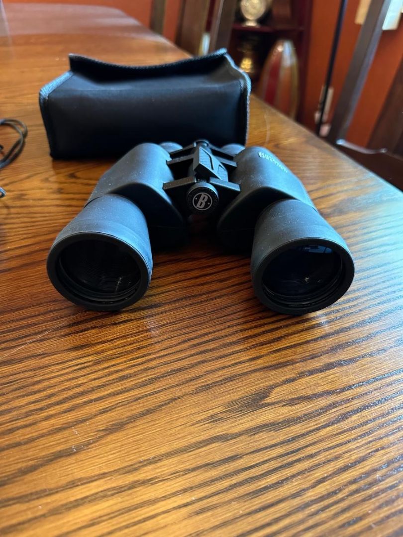 Bushnell Binoculars 10x-30x50 197 feet at 1000 yds