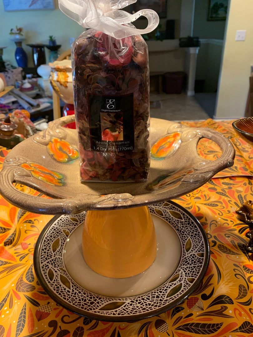 Beige/orange Centerpiece with pumpkin handled bowl and potpourri