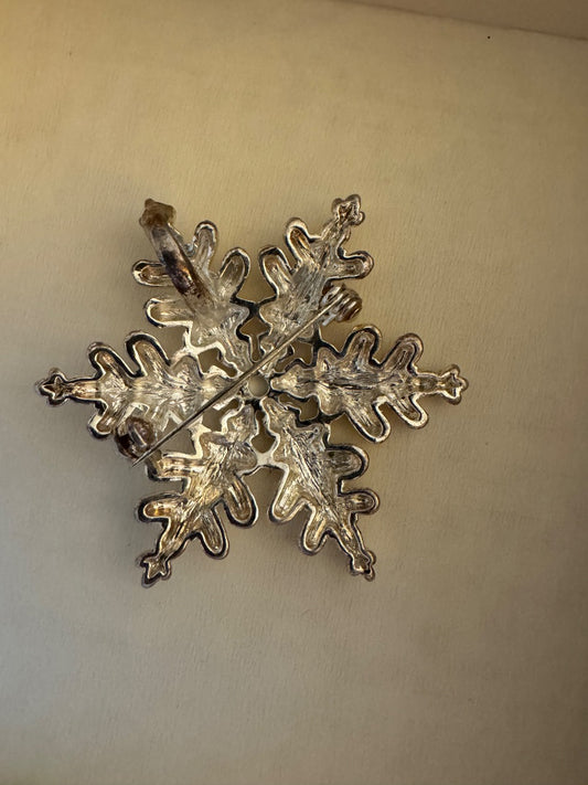 H-Silvertone Snowflake pin/brooch