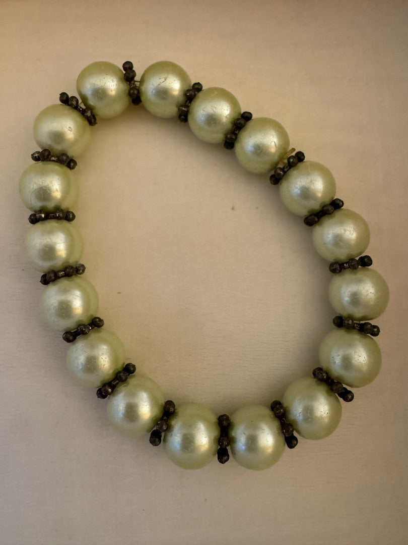 Lgt green silvertone stretchy bracelet