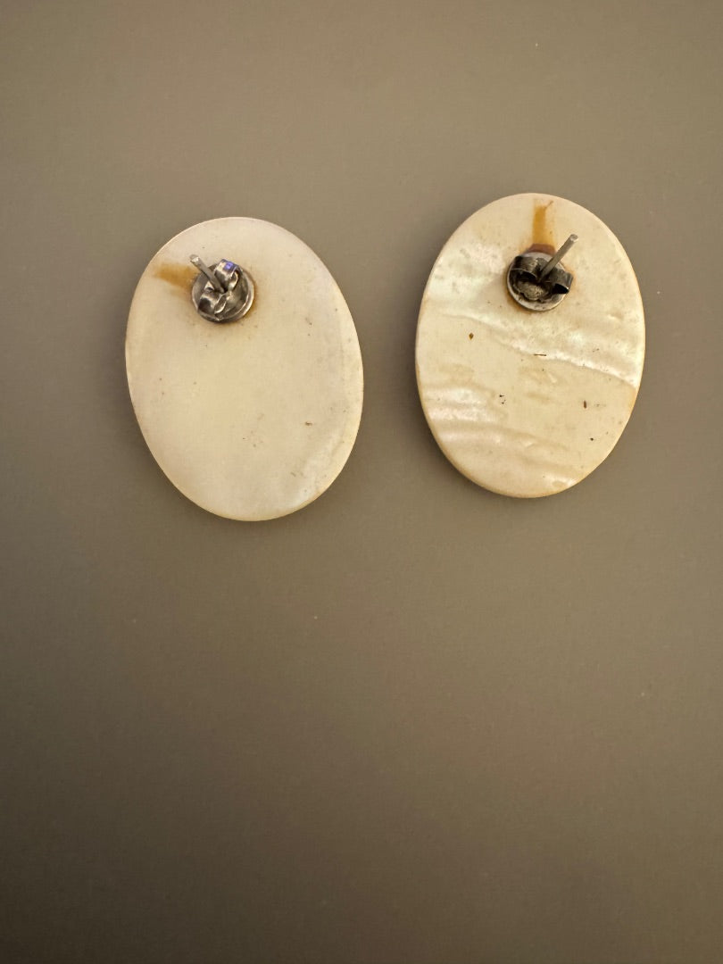 Oval motherofpearl stud earrings