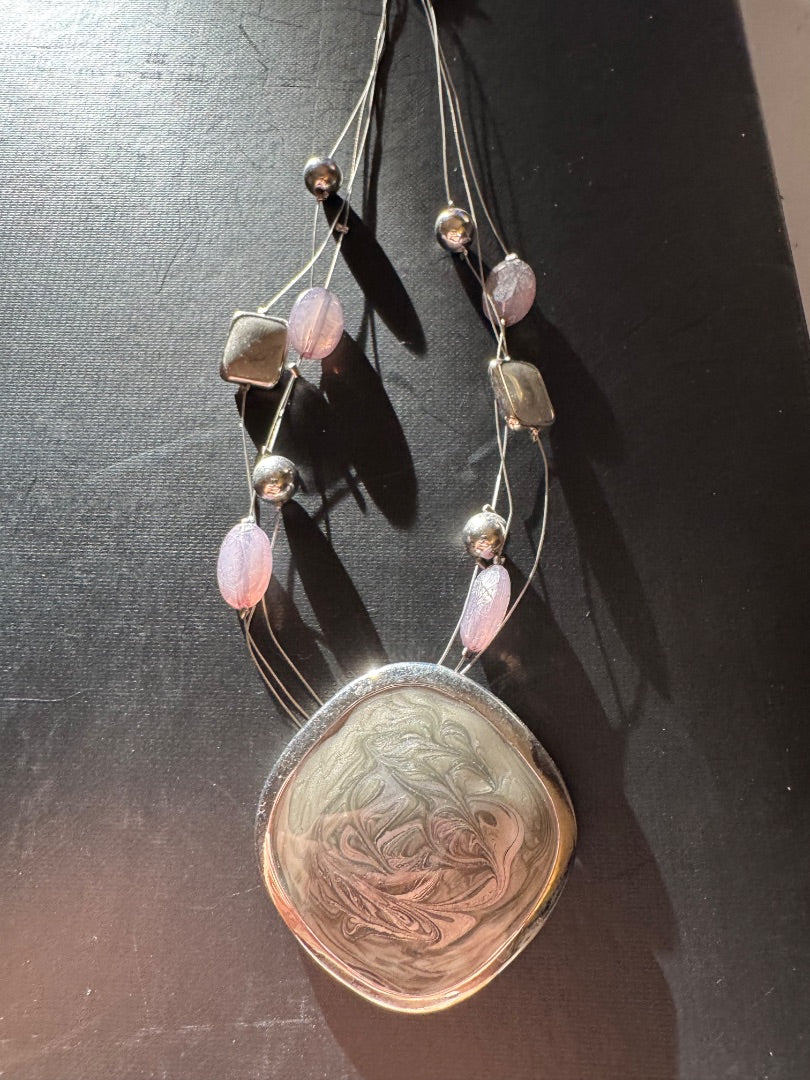 Grey pendant accents wire necklace