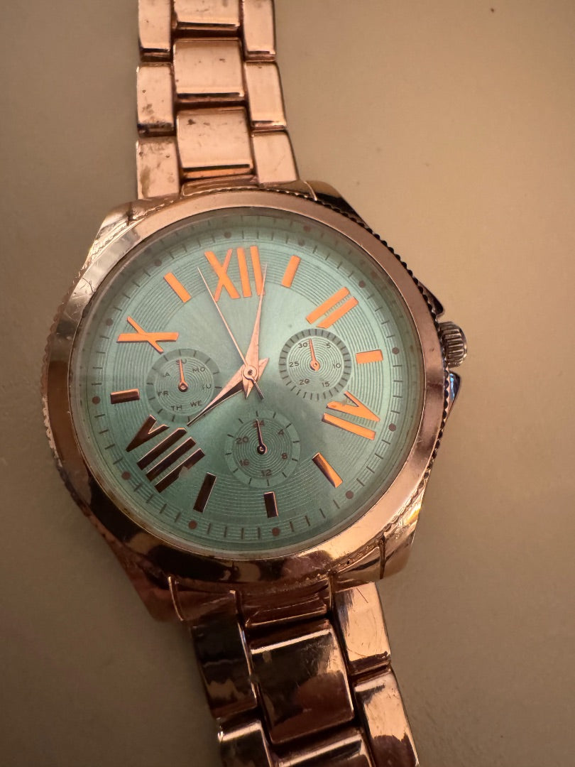 Rosegold light green face watch untested