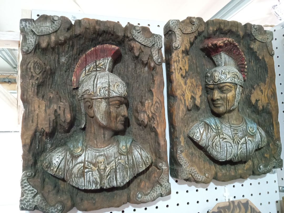 Universal statuary Roman Soldier Wall Hanging Set