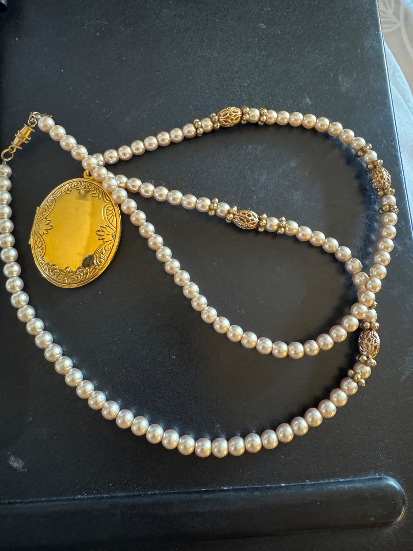 1928 Faux pearl locket