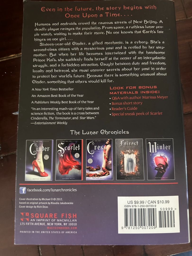 Paperback - Cinder by Marissa Meyer, 8 x 5 x 2