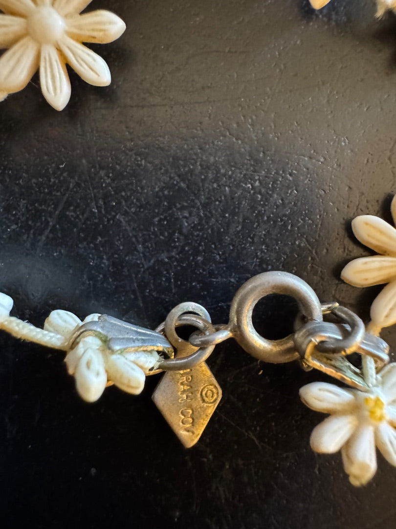 Sarah Coventry white daisy flower necklace