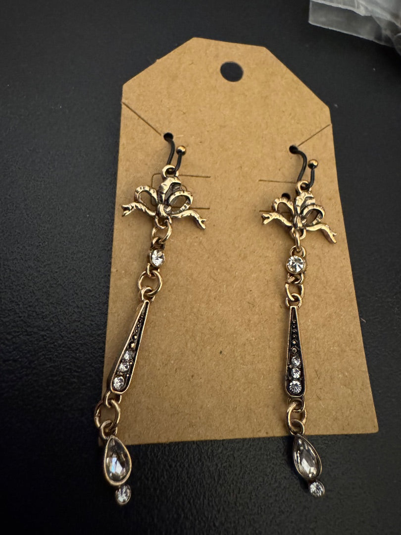 Gold tone dangle earring w/bow motif and teardrop shaped accent