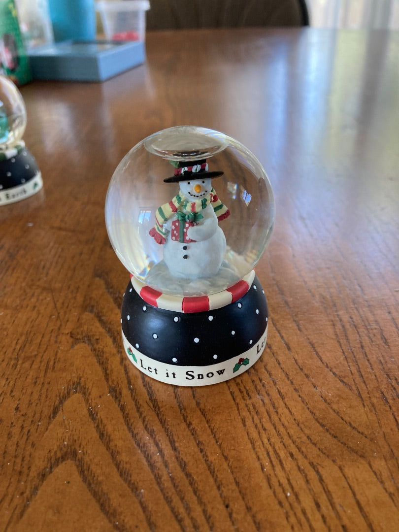 ME Sm Globe-Snowman