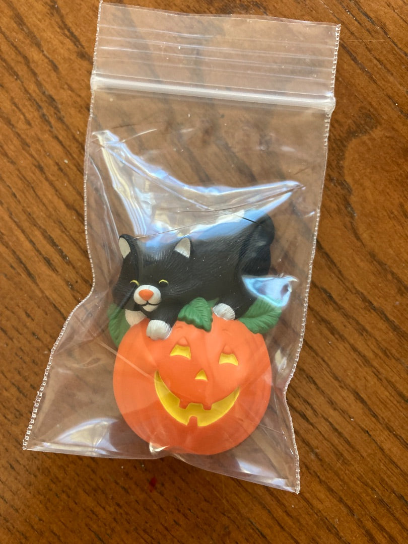 Hallmark pin cat on pumkin