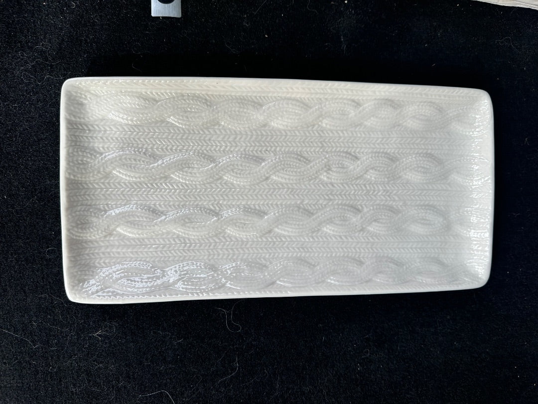Enamel tray with knit pattern