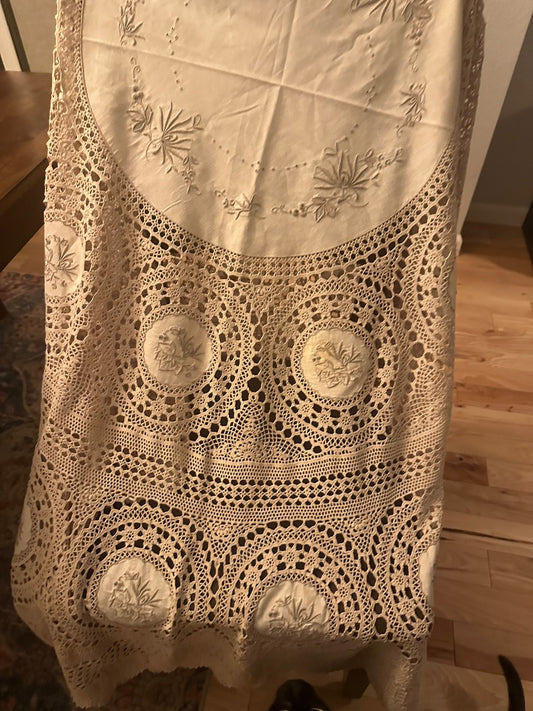 Beige Vintage crochet round tablecloth 3 1/2 FT circumference