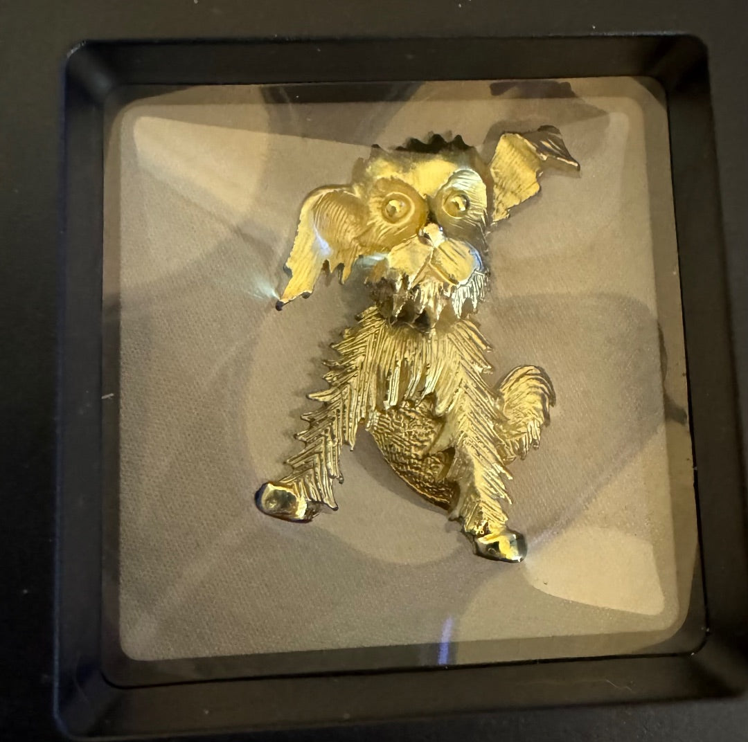 Gold tone sitting dog brooch