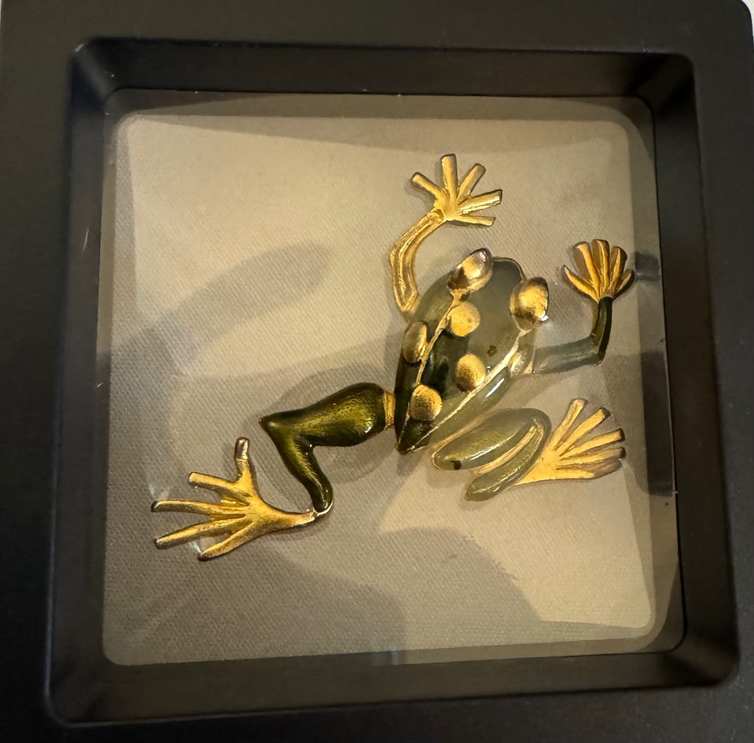 Green enamel frog brooch