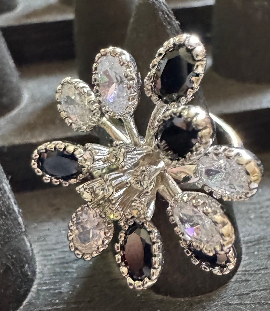 Blk fx onyx & clear flower ring Jewelry